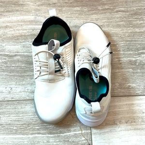 Women’s Clove Nursing Shoes